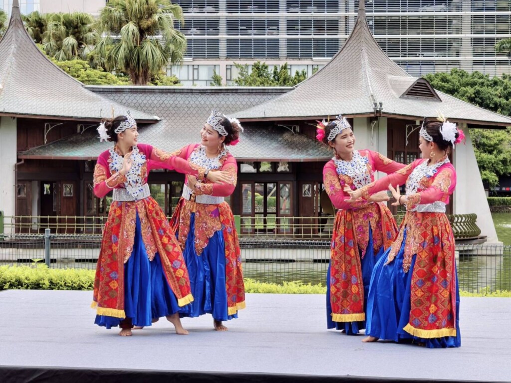 百年台中公園浪漫重現　透過老照片分享甜蜜回憶