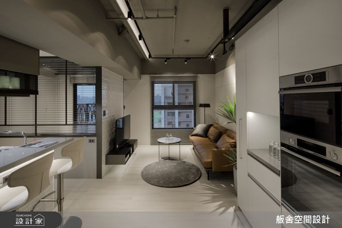 13坪小家擁中島與Mini Bar，調整臥室開門位置化解單面還能在家裡練瑜珈！
