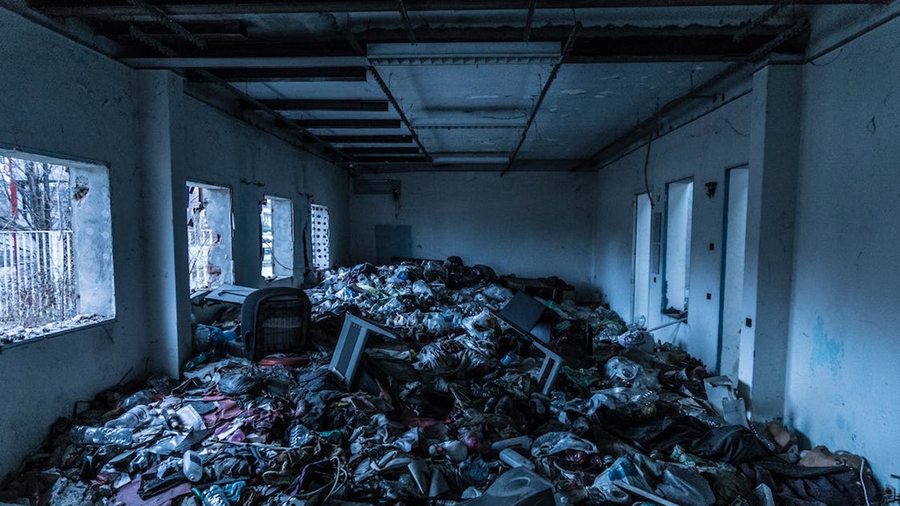 回收伯躺垃圾堆 一查嚇歪！「擁3房」身價超過5千萬