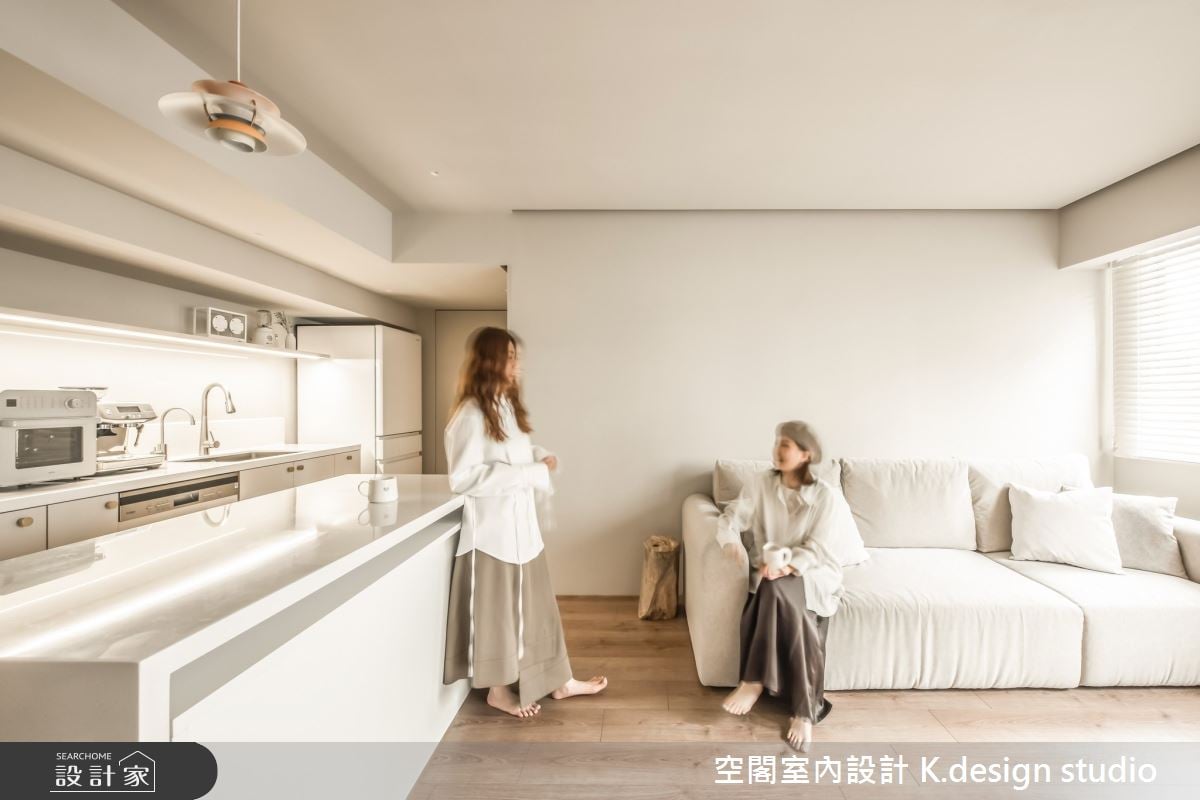 老屋蛻變燕麥白質感私宅！開放中島餐廚與獨立更衣室，實現姊妹同居的迷...