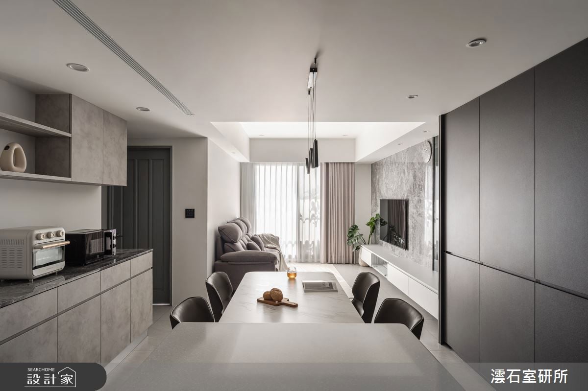 用大理石說話的 20 坪現代風住宅！洗鍊黑白灰色調隔絕城市紛擾，讓一家...