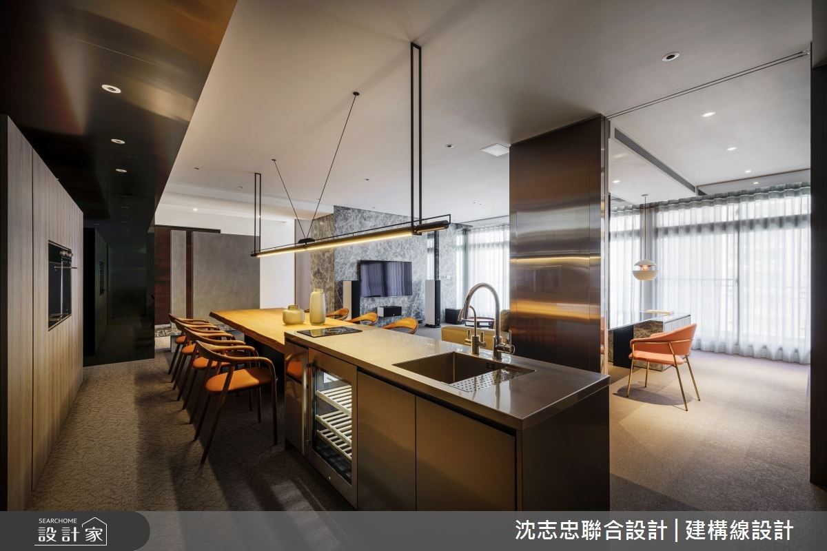 長餐桌與中島放大空間感受，細膩材質規劃展現精品現代風
