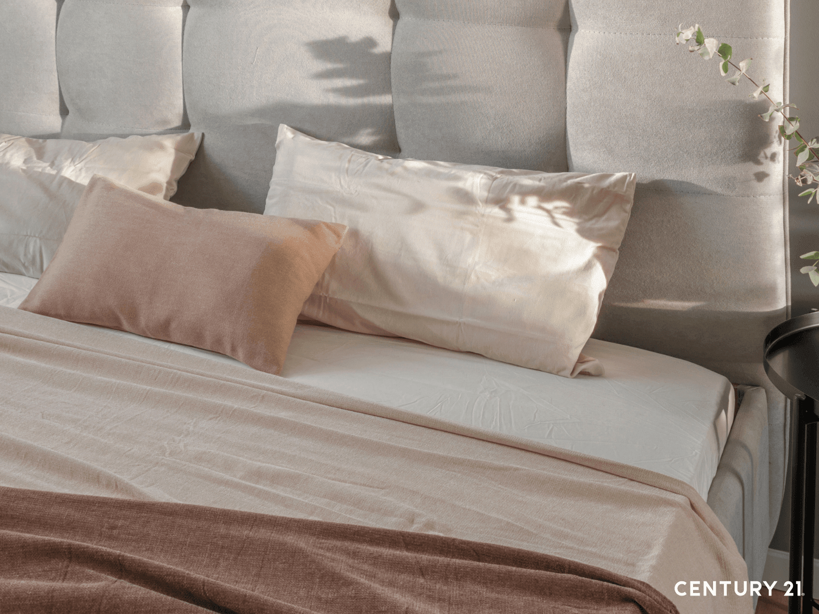 使用亞麻與雪紗材質，從觸感實現居家物理降溫，讓身體也能感受到清涼。（圖片來源_21世紀不動產）