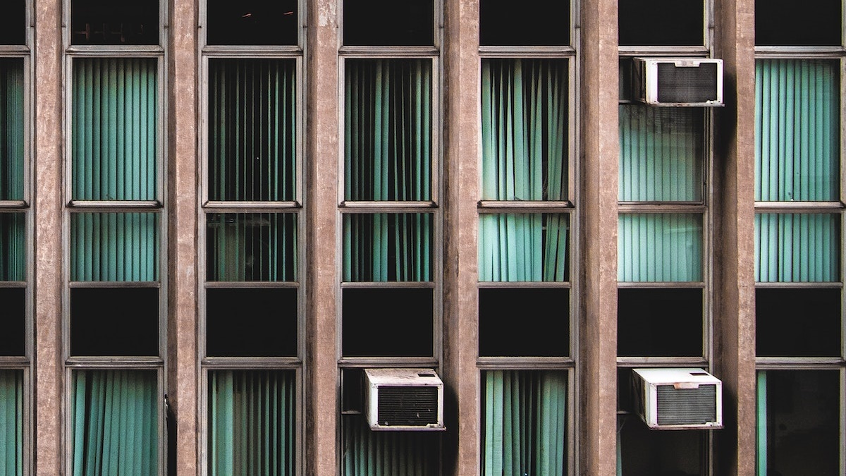 冷氣電線冒火花！房東「黏起來繼續用」：還滿涼的