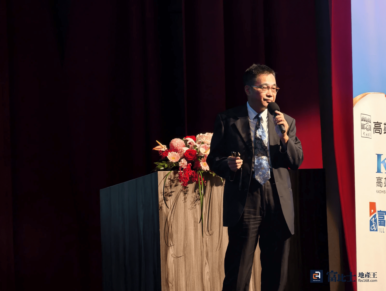 高雄市政府經濟發展局副局長林廖嘉宏分享，高雄從用地、算力、人才到金融政策全力備妥基磐。(圖/記者蘇茵慧)