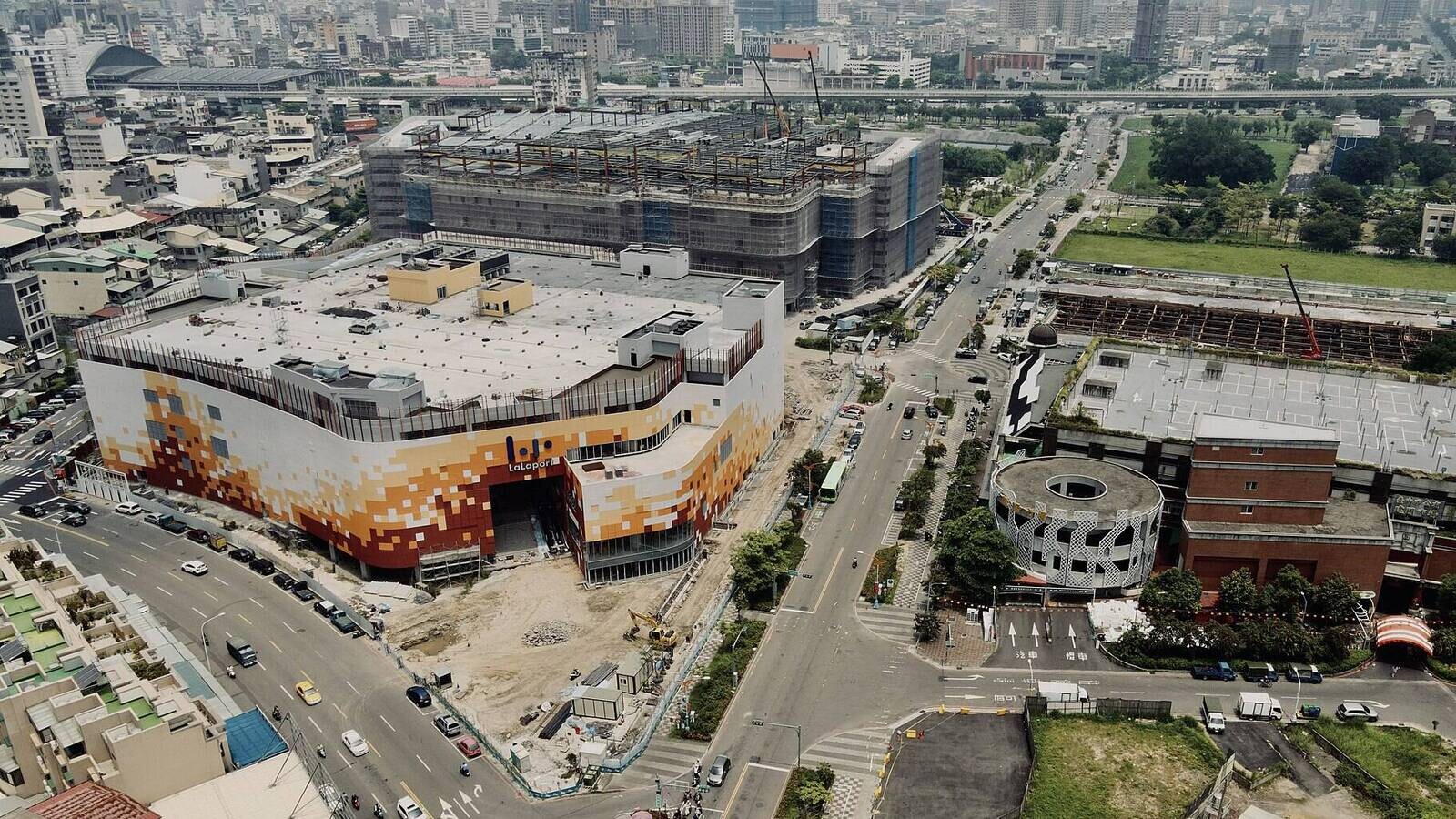 年底即將開幕的「Mitsui Shopping Park LaLaport台中」距離台中火車站僅需要步行6分鐘，十分便利。（圖片來源_維基百科）