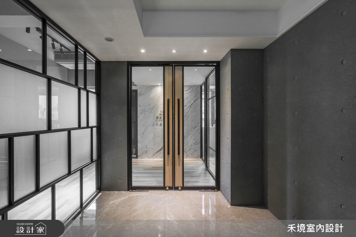 安海瑟薇《高年級實習生》工業風辦公室翻版再現！上班就像在電影場景般...