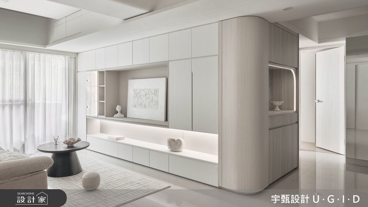 30 坪老屋翻新玩轉曲線！弧形修樑壓迫感消失、客廳電視牆化身空間隔間櫃...