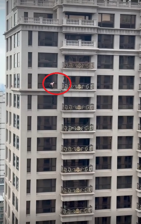 家政婦翻外牆「高空無防護刷地」！屋主冷眼監督惹議 真相大翻轉