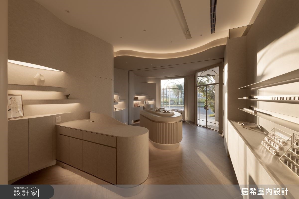 磨去粗糙稜角塗上精緻光療！台中 28 坪 Blooming art 美甲藝術形象店，...