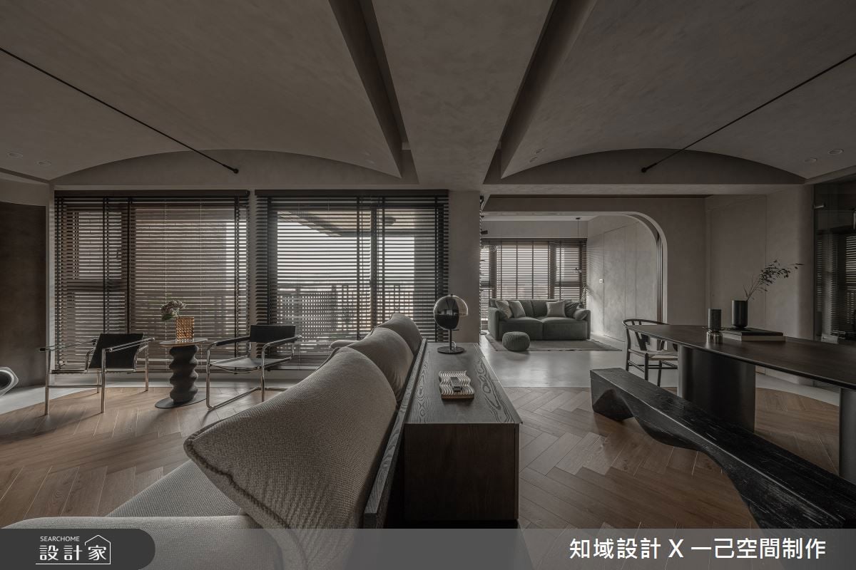 35坪侘寂宅描繪一家三口與兩隻貓的靜謐日常！二進式玄關、精品展示櫃、...