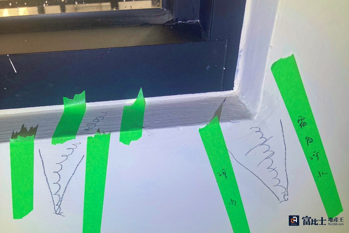 3 颱風天若遇窗框漏水，可仔細觀察其原因，也需定期清潔溝縫、檢修。（圖／記者蘇茵慧）