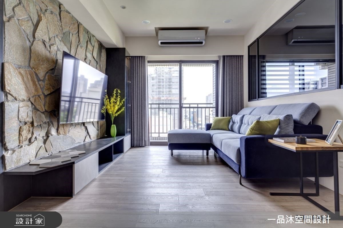 讓岩石電視牆、溫潤木地板，療癒你的下班生活！穿梭現代和自然的 25 坪...