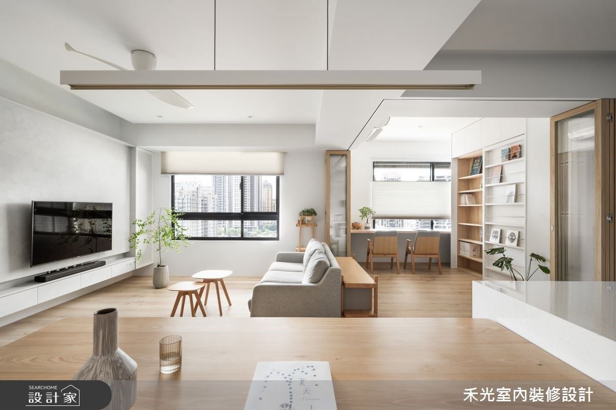 活動門設計開啟新家無限可能！木質元素溫暖 31 坪預售屋，折疊拉門引入...