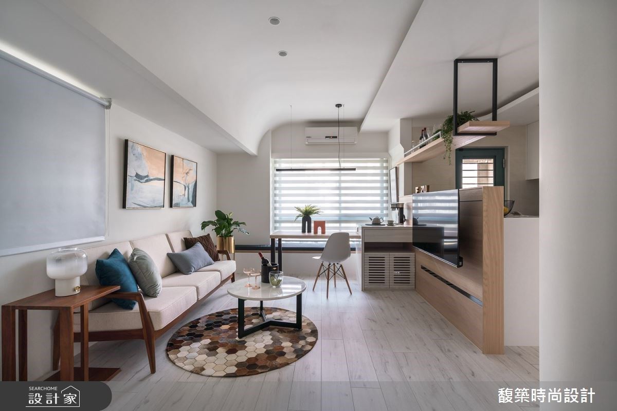 半高電視牆為小坪數解套！15 坪簡約風小宅坐擁廚房中島與陽光咖啡吧