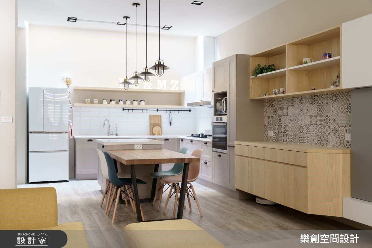 有陽光調味的北歐風透天！預售屋客變後，有寬敞開放式廚房中島和日光天井