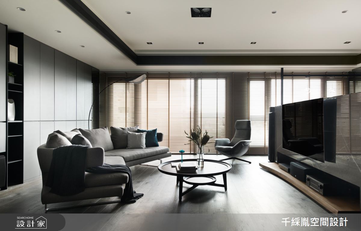 咖啡廳風情的混搭質感！60 坪大宅解放牆面兩用書房