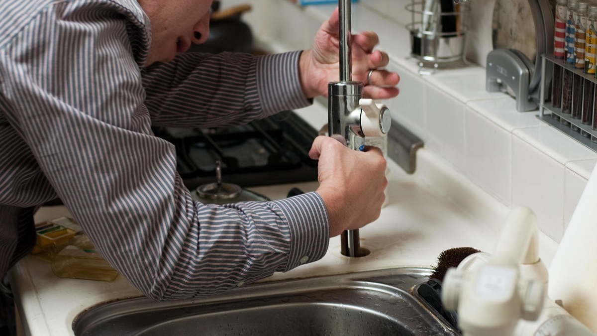 做水電年收200萬！ 女友不信「嫌廢狂比較」 他不忍了提分手