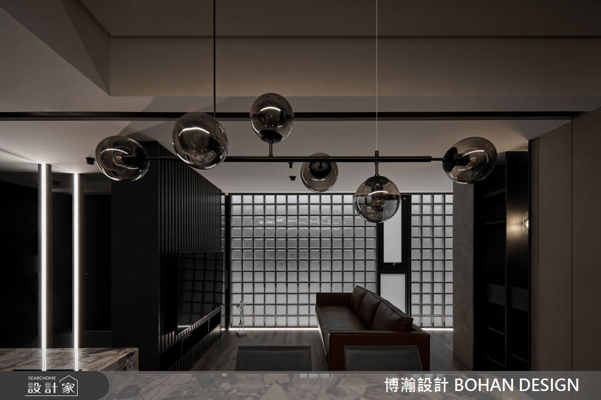 巷弄陰暗老屋重獲新生！玻璃磚引入日光，打造獨具魅力的複層工業宅