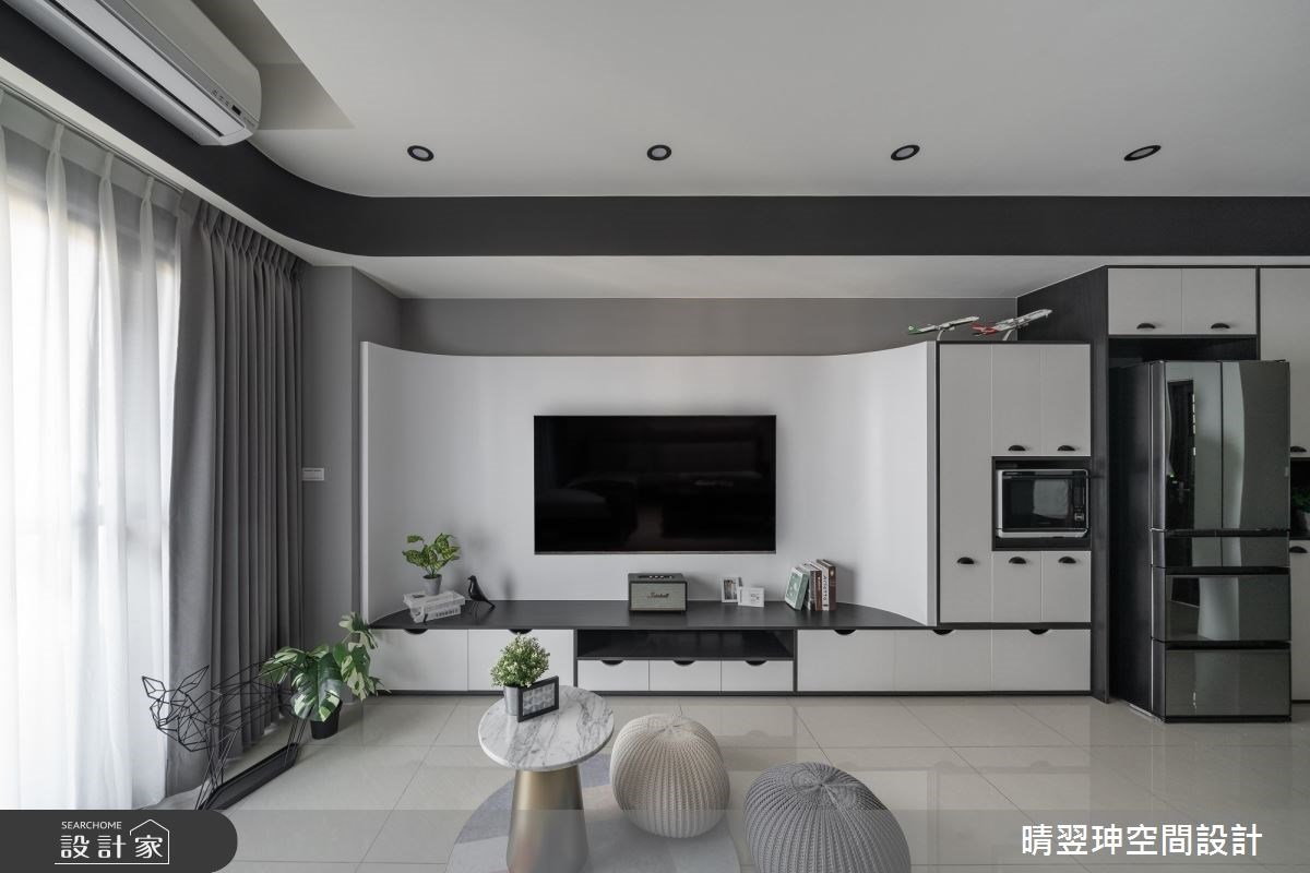 黑白混搭風小宅應有盡有！吧台式餐桌、大電視牆滿足工程師的下班生活