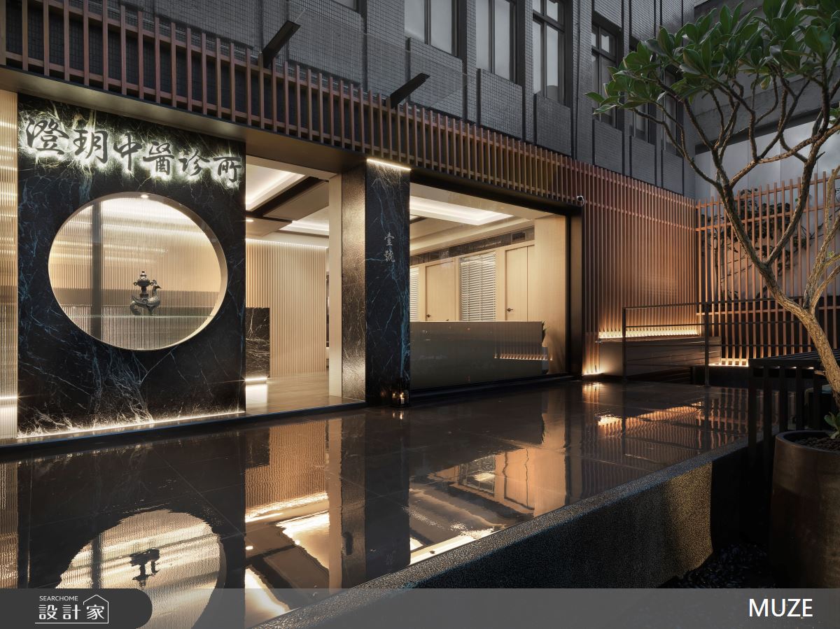 木質與石紋交織沉穩人文禪風，奠定安然的看診空間