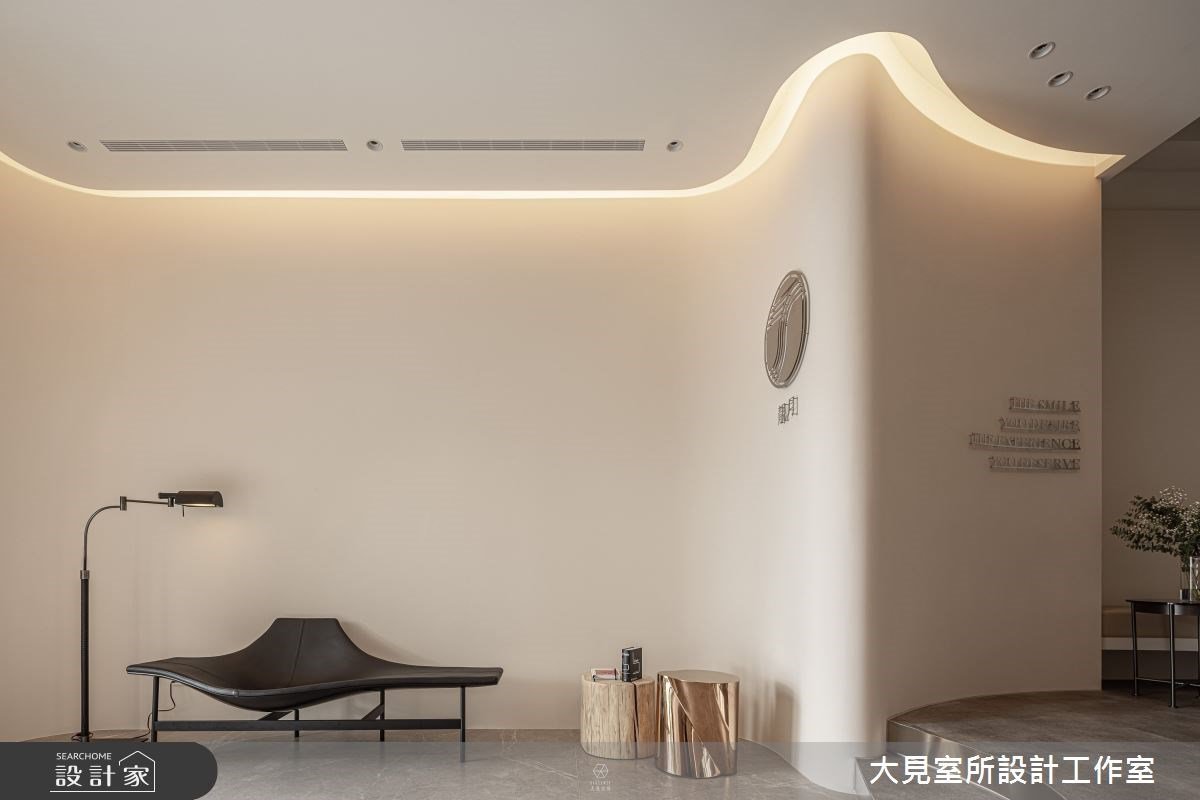 曲面設計鑲嵌燈帶型塑月相變化的詩意，讓候診時光成為一種生活的浪漫！