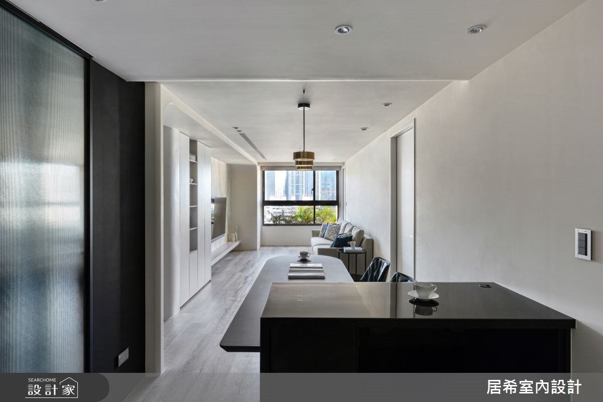 大收納藏玄關、中島延伸多功能桌！20 坪新成屋住一家五口也綽綽有餘