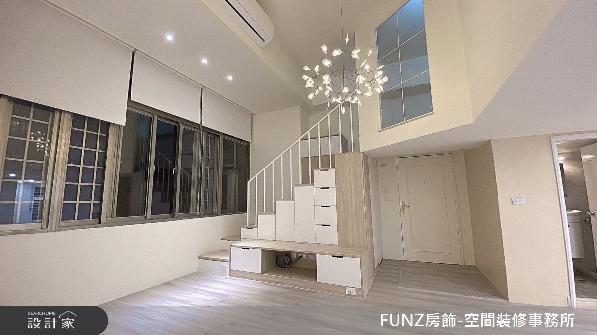 北歐風沐浴 40 年樓中樓！廚房翻新自帶舒適用餐區、活用梯下空間收納，...