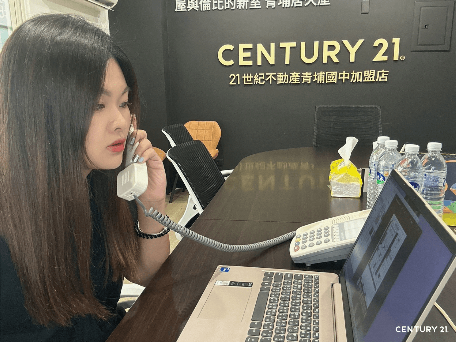 在經過努力不懈與堅持後，邱喻鈴繳出不錯成績，目前業績已突破200萬，她認為努力只是最基本，更重要是走進客戶的心。(圖片來源_21世紀不動產）