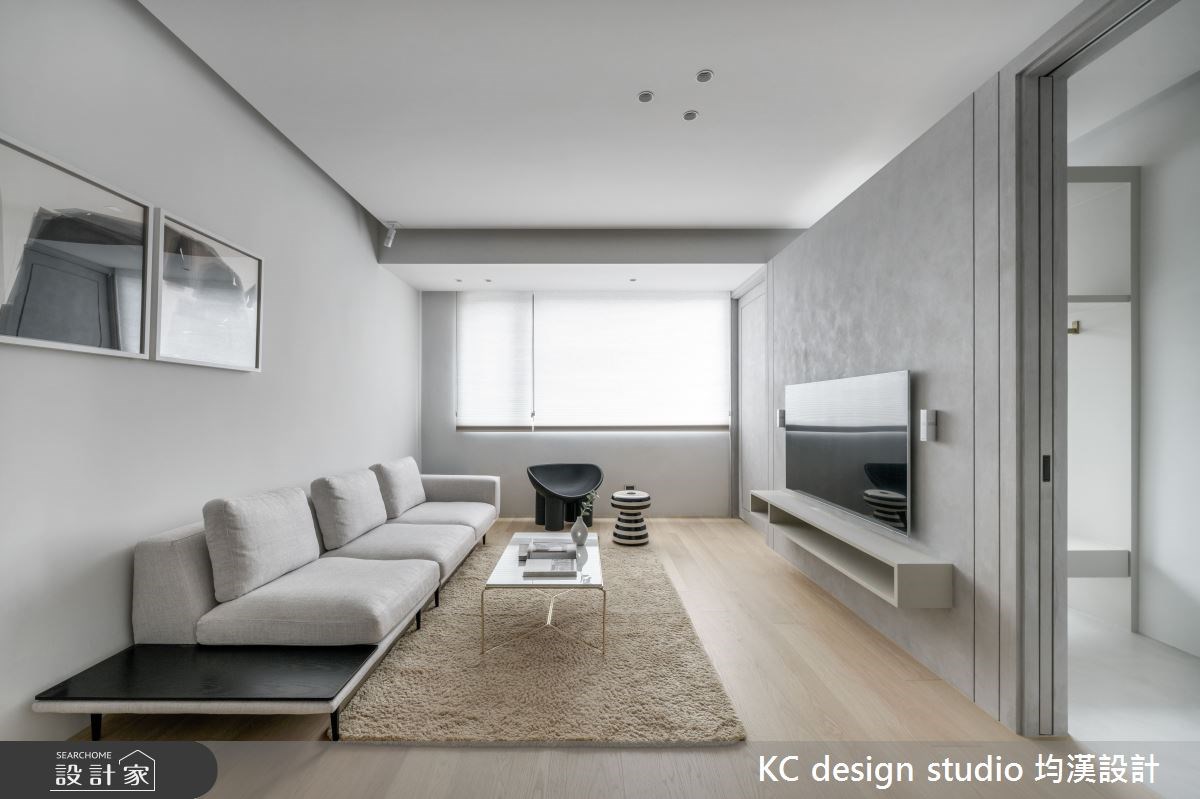 狹長老屋開啟 F1.4 大光圈！以梯間錯開格局引入天光，透光不透明材質讓...