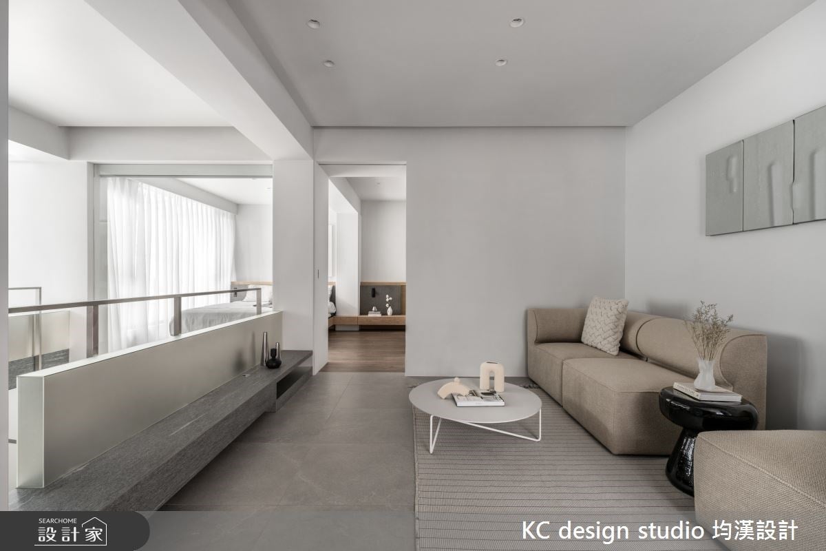 採光不佳怎麼辦？複層中古屋捨棄樓梯扶手引入天光，活用畸零空間打造大...