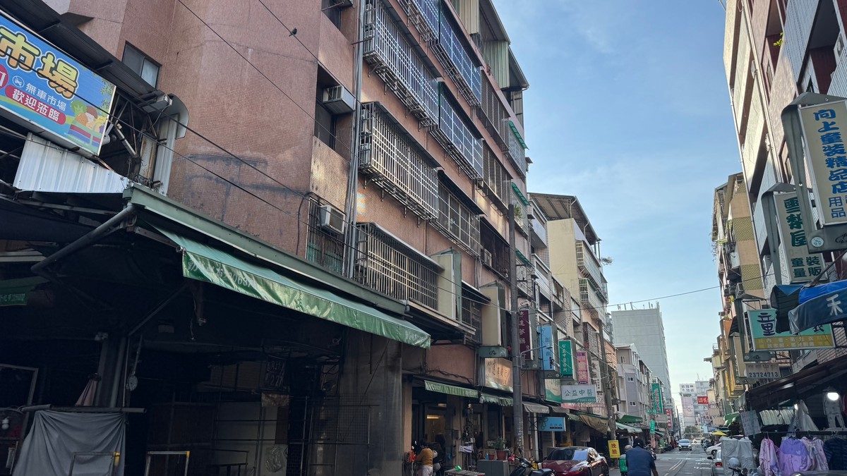 公寓頂樓加蓋24坪鐵皮屋近30年 新鄰居一狀告上法院 法官判拆 不當得利34...
