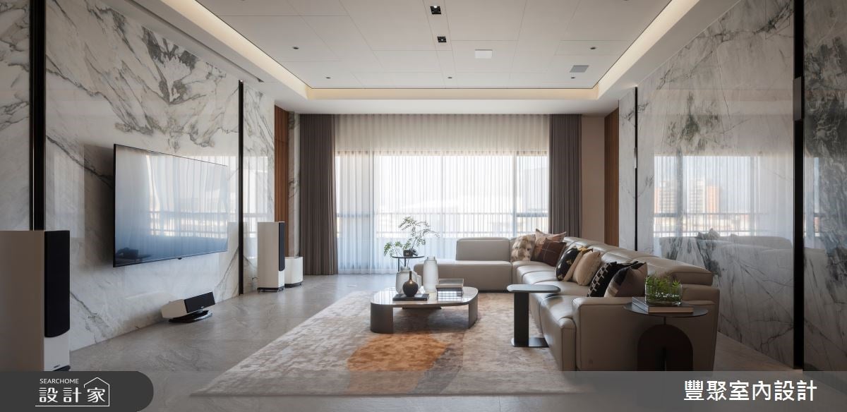 待客自助兩相宜！101 坪預售屋別緻大理石打造大器客廳，安排中島廚房與...