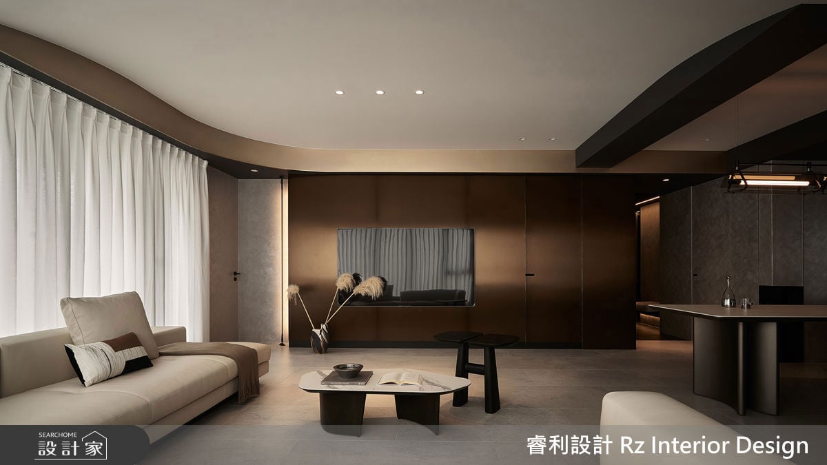 天花鏡面挑高延伸視覺尺度，30坪混搭宅以金屬與特殊漆營造質感層次