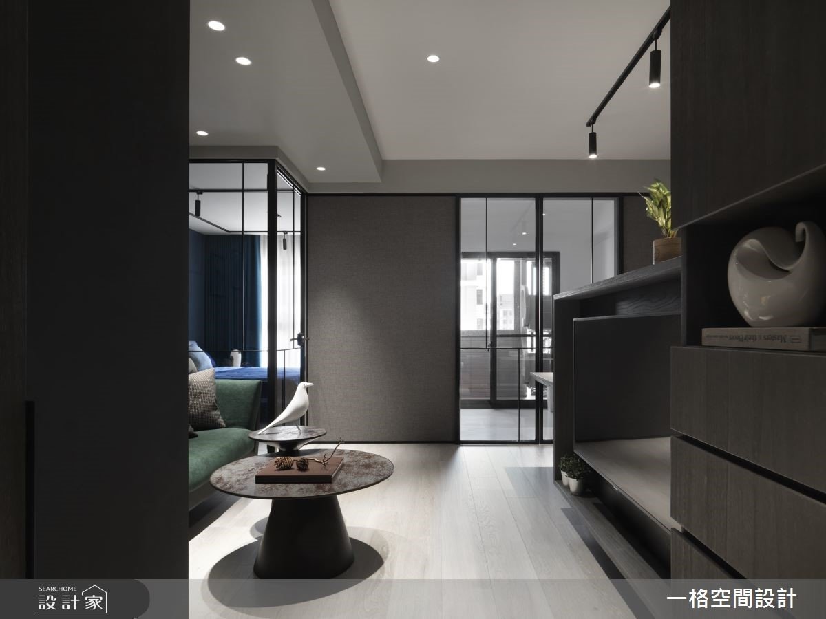 完美破解採光不佳！用鐵件玻璃門打造 15 坪透明系公寓