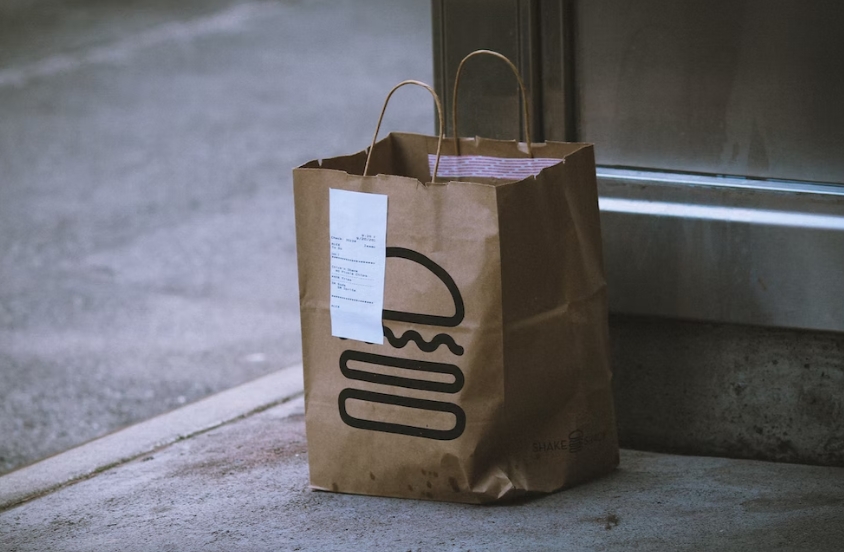 客人住頂加沒路「剩牆上梯子」 外送員硬爬崩潰：真的有人