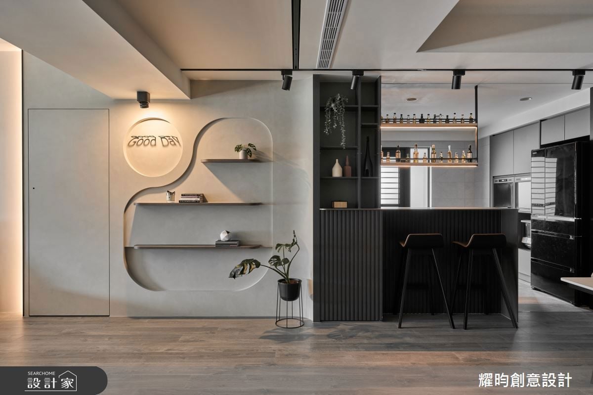 雙拼格局化解樑柱挑戰，灰白現代宅以流暢動線與吧台氛圍營造質感生活