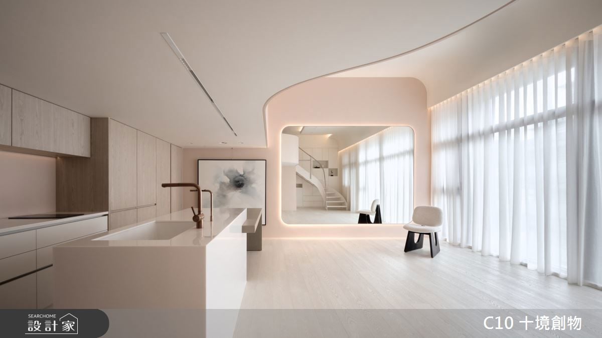 22 坪微型樓中樓的優雅進行式！挑高客廳變身絕美瑜伽空間，輕奢粉膚色成...