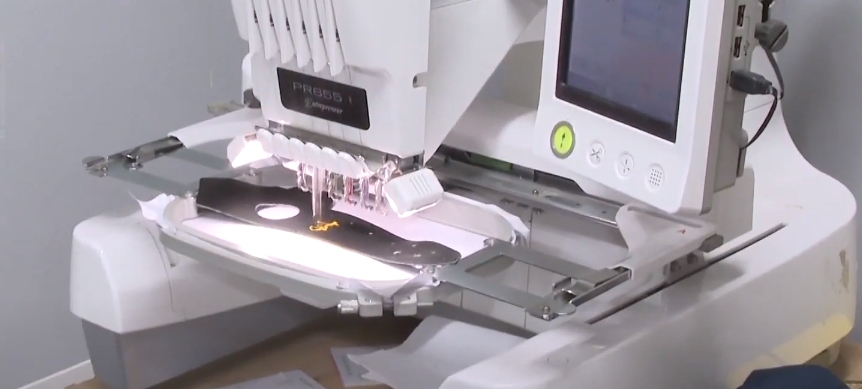 幫經典賽球員客製周邊！直擊棒球刺繡廠