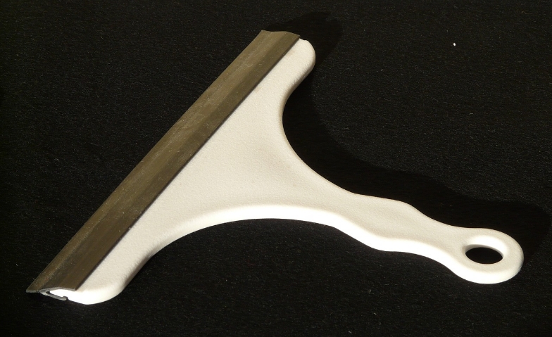 怕發霉！一票人「洗完澡必刮水」 達人推1神器：連毛巾都乾了