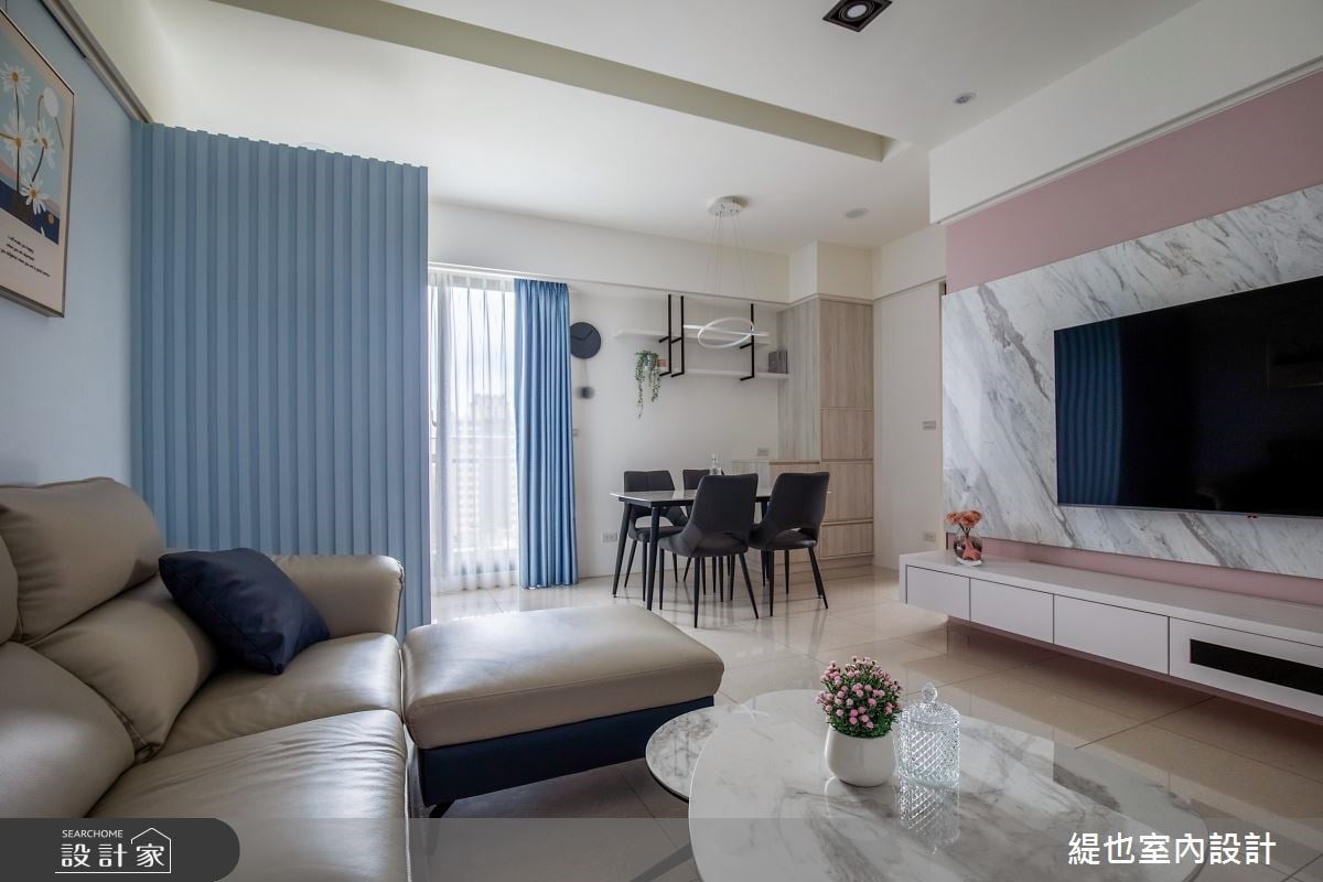 調和淡彩讓新居承載著頭份風情！三房兩廳兩衛格局，利用隱藏門設計讓 25...