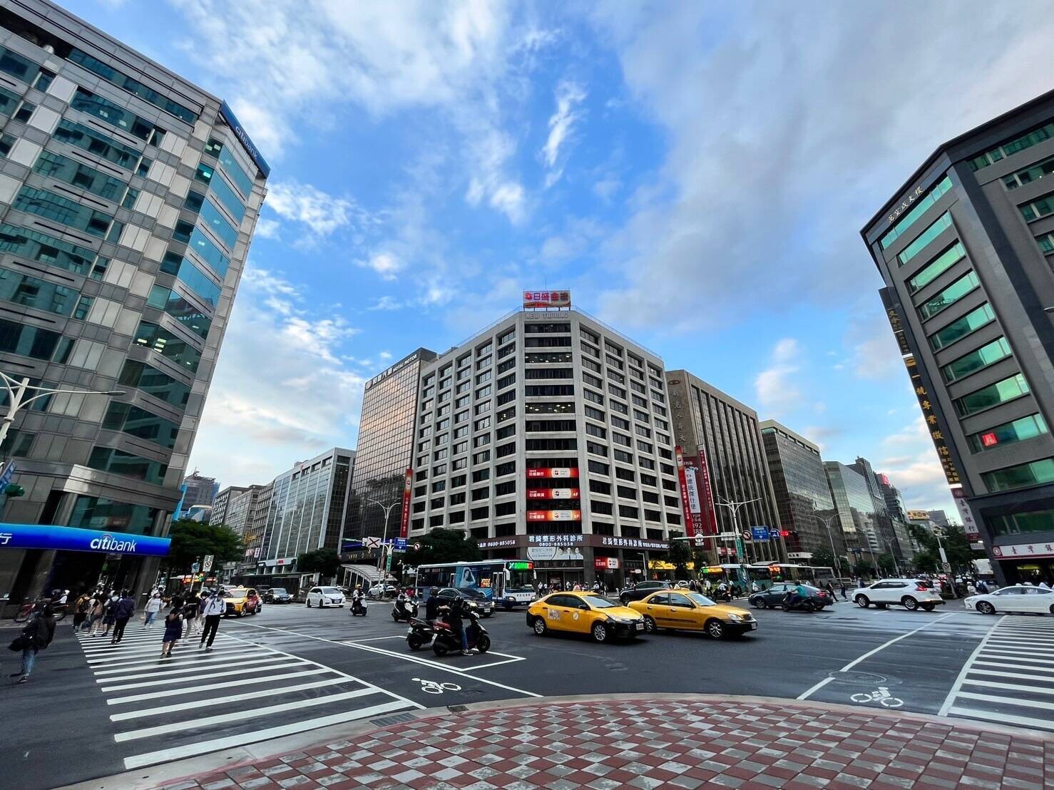 信義全球資產管理公司統計2018年至2022年7月上市櫃法人商辦交易情形，顯示六都交易金額累計已超過千億。（信義全球資產提供）