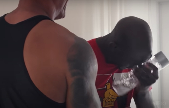 錢寄家鄉蓋井！格鬥男窮到睡健身房 巨石強森不忍「霸氣送房」