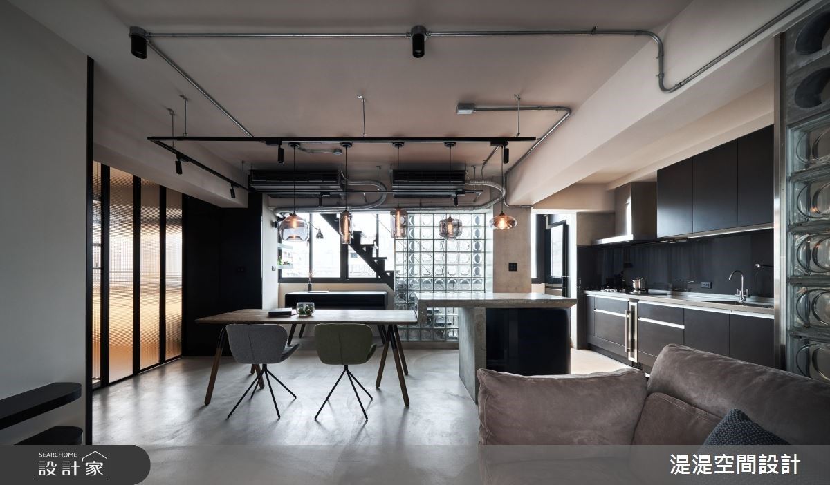 玻璃的輕盈攜手水泥的質樸！時時穿梭 40 坪老屋的工業風光