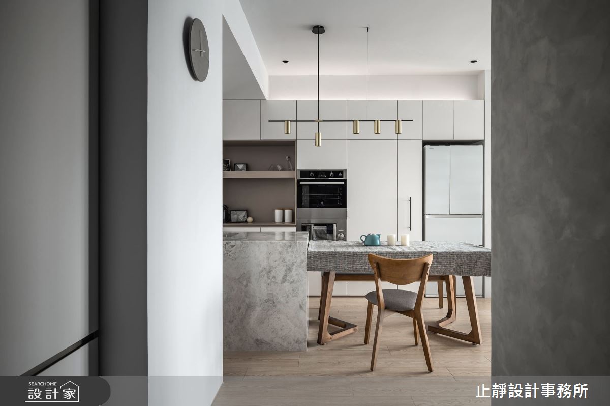沉穩灰調串聯深度空間，朗朗笑聲瀰漫20坪現代風場域