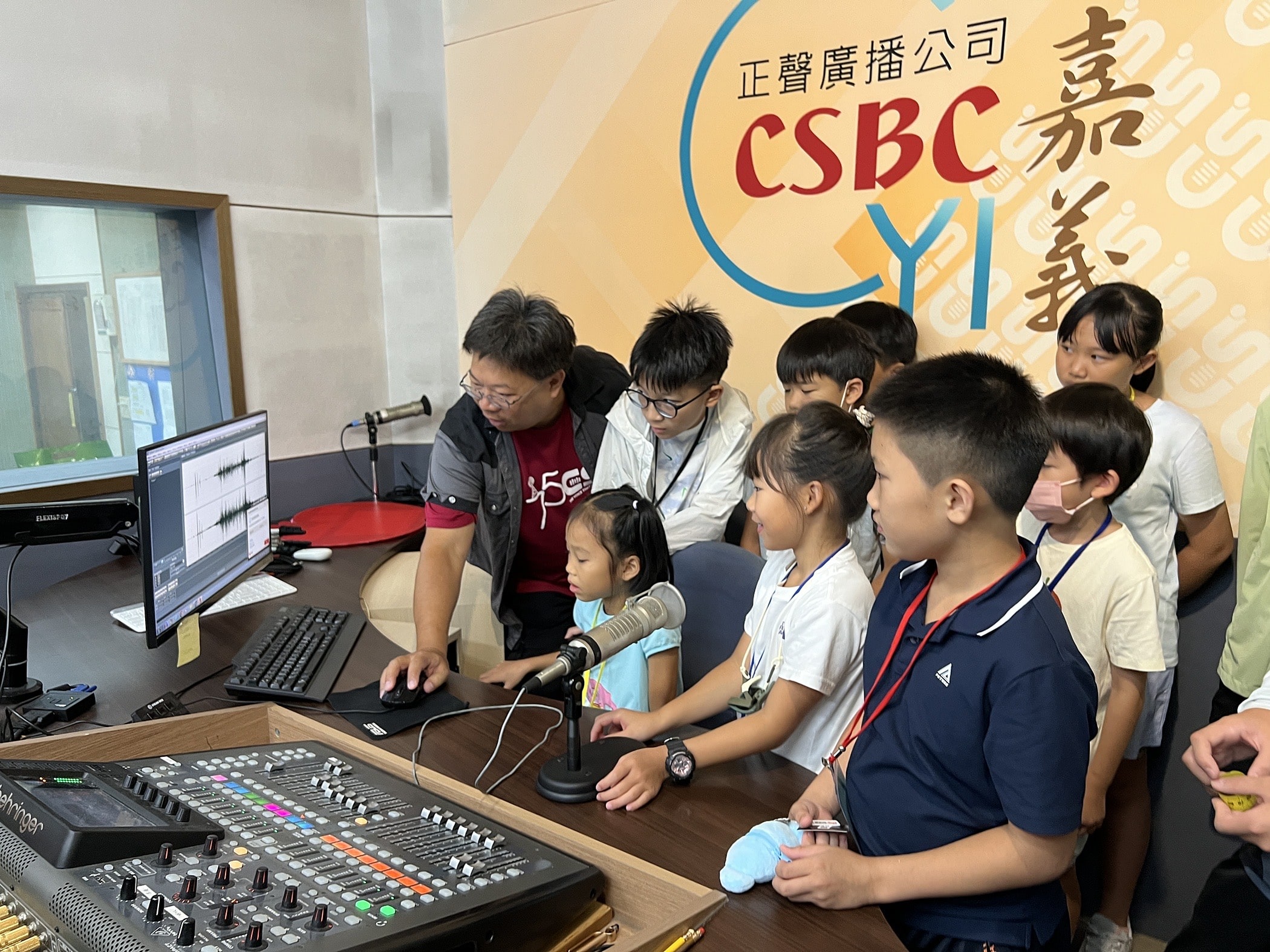 嘉市無菸教育玩創意　學童走進電台拍短影音傳遞健康理念