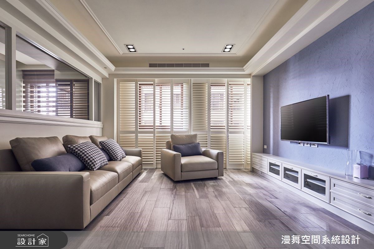 海量系統櫃收納，東西再多也不怕！50 坪光感宅還用「隱藏式設計」把櫃門...