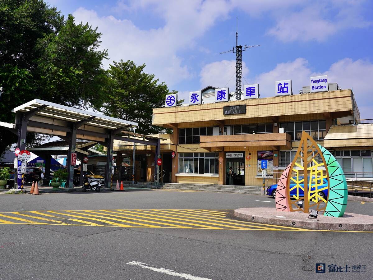 鐵路地下化核定至永康車站，周邊除了本就有小而美的生活圈外，未來還有車站北側產業專區規劃。（圖／記者蘇茵慧）