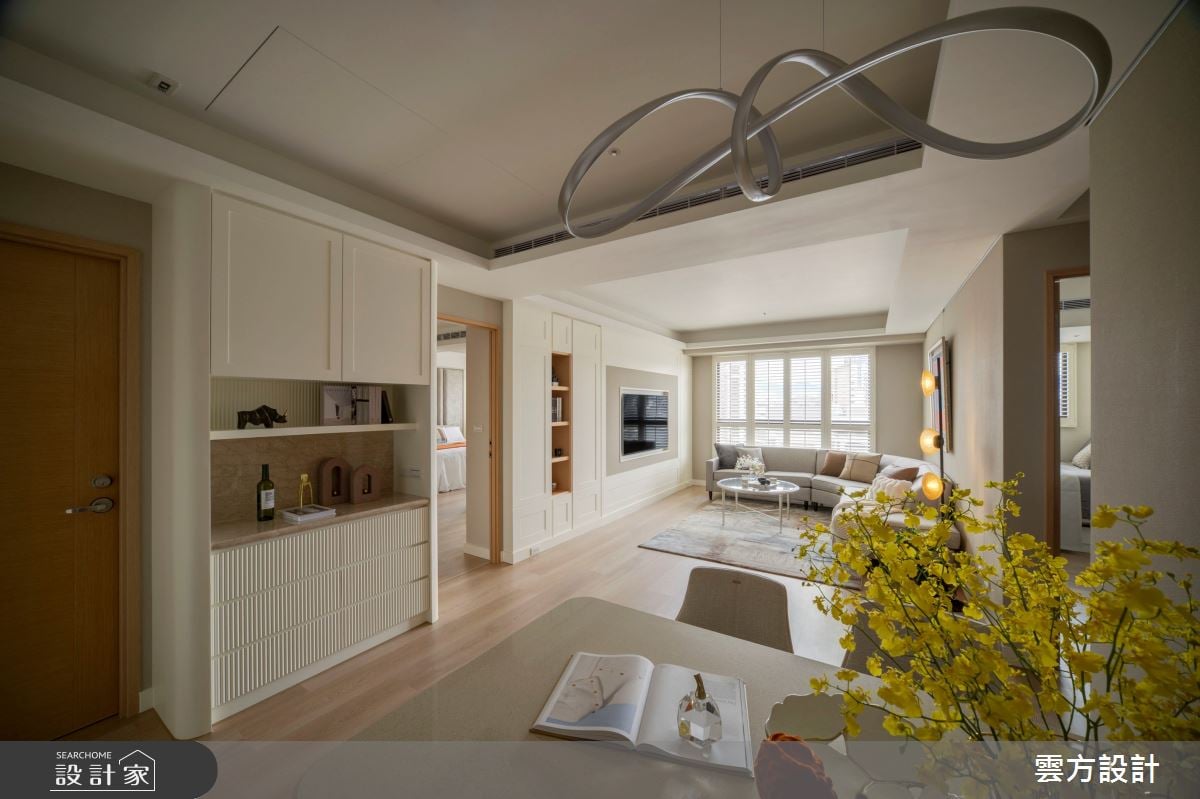優雅回歸日常！開放式客餐廳與質感主臥，以對稱語彙與美型收納定義溫馨...