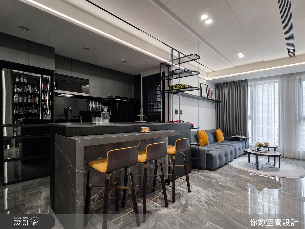 是家也是時髦小酒館！15 坪精緻套房客變術：訂製烈酒展示櫃 × 賽車收藏...